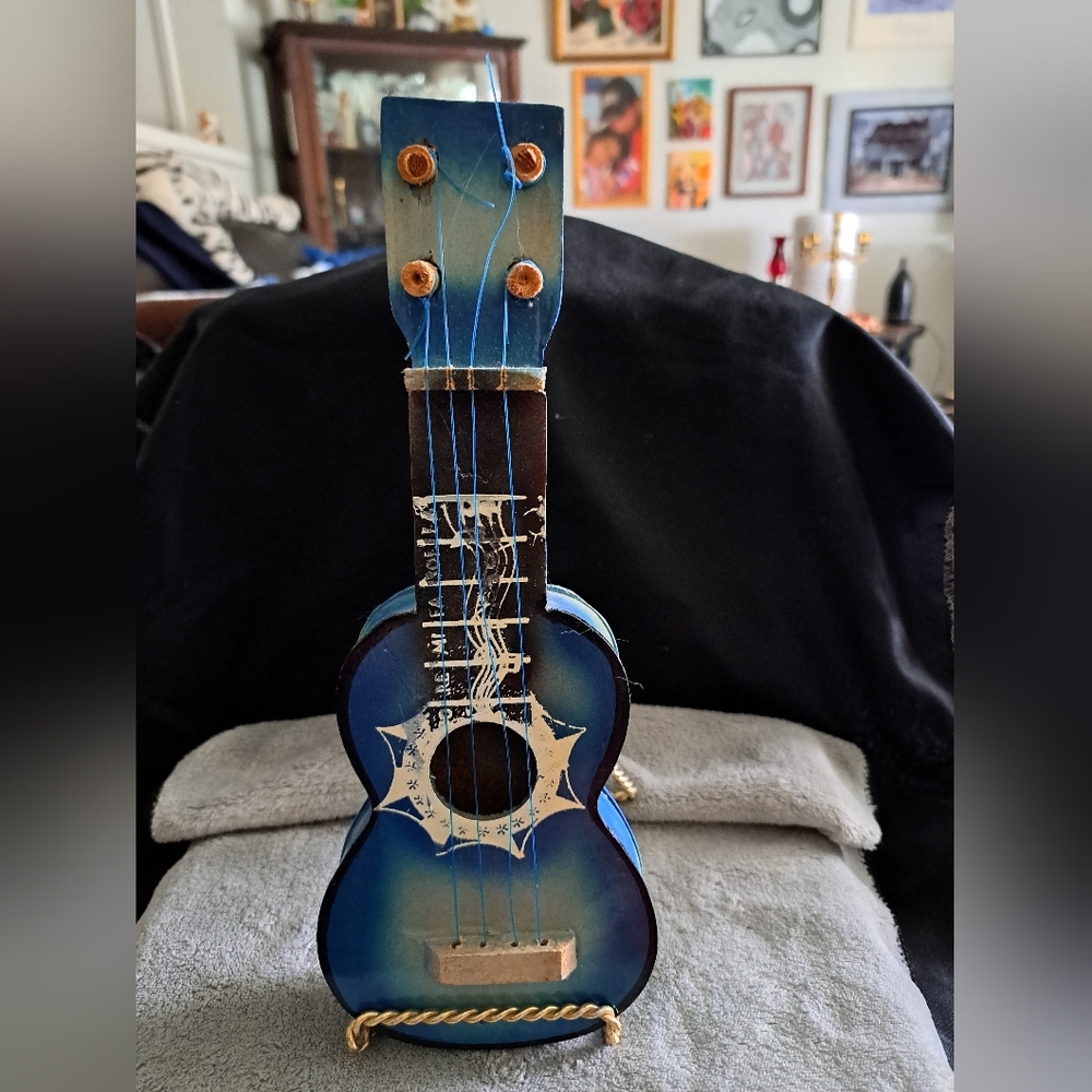 Miniature guitar
